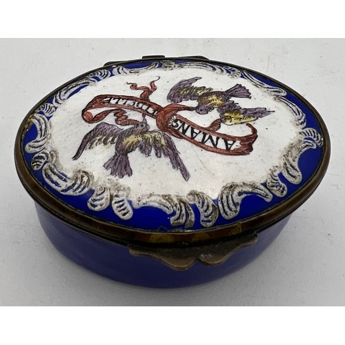 984 - A French oval enamel snuff box circa 1790, decorated with two birds and a banner A MANS FIDELLE with... 