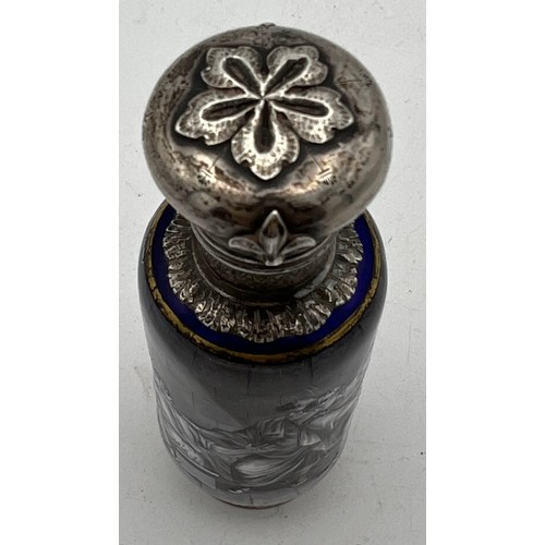 985 - A superb Limoges en grisaille enamel scent bottle with unmarked white metal mounts. 9cm h.