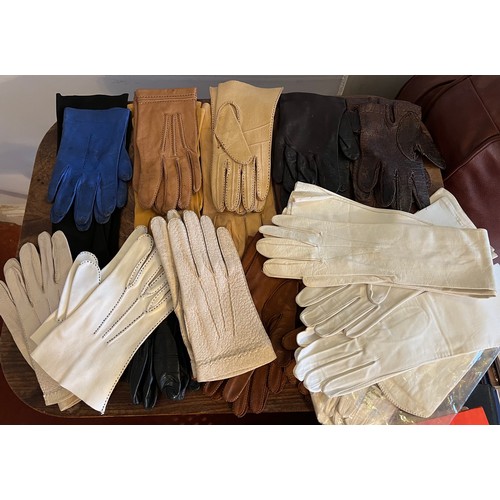 874 - A large quantity of good quality vintage leather gloves to include long white, and unworn pairs. (21... 