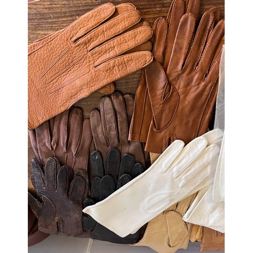 874 - A large quantity of good quality vintage leather gloves to include long white, and unworn pairs. (21... 