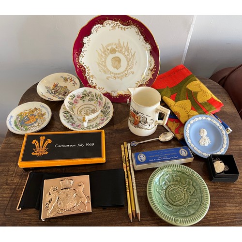 932 - A collection of Royal memorabilia to include Coalport Edward VIII 1937 plate, Princess Anne Wedgwood... 