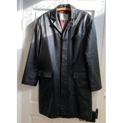 879 - An Uomo Valentino Harrods man's 48 reg 70/30 wool/cashmere overcoat, a Teodem M genuine leather man'... 