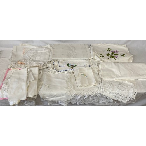 880 - Quantity of linen to include tray cloths and table cloths of various sizes etc.