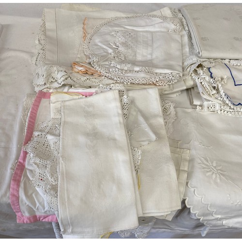 880 - Quantity of linen to include tray cloths and table cloths of various sizes etc.