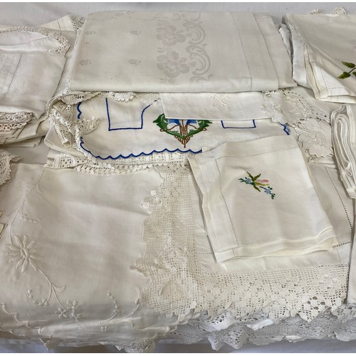 880 - Quantity of linen to include tray cloths and table cloths of various sizes etc.