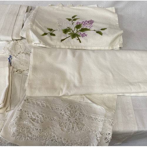 880 - Quantity of linen to include tray cloths and table cloths of various sizes etc.