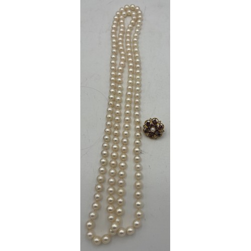 484 - A single strand cultured pearl necklace 114 cm l with 9 carat gold clasp 7.8gm set with pearls and r... 