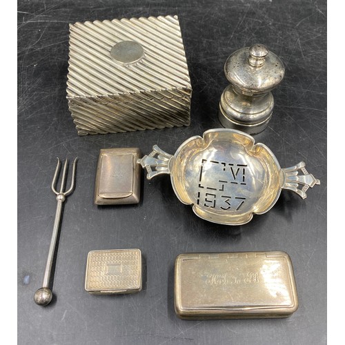 763 - Collection of silver items to include : ribbed silver wood lined box 9cm x 8.5cm x 4.5cm, R. E. Ston... 