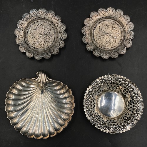 772 - Two silver trinket trays (72gms), one shell shape on bun feet Birmingham 1891, one fretwork Birmingh... 