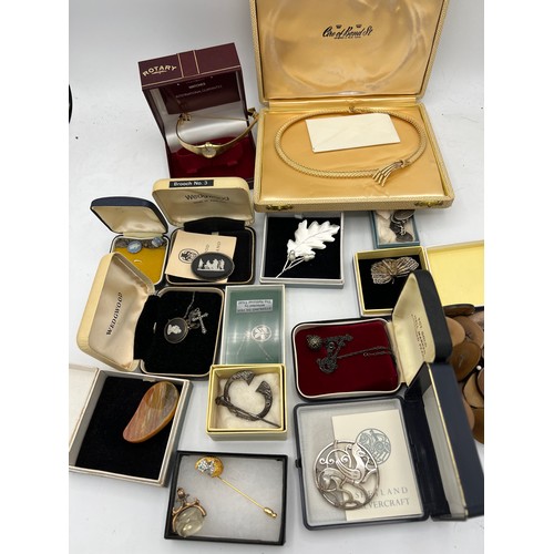 477 - A quantity of good quality jewellery including silver brooches 
Grosse necklace, silver cufflinks et... 