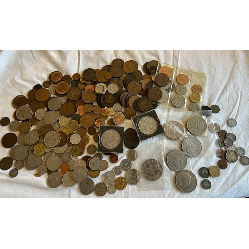 550 - A collection of mostly English and French coinage to include 2 x 2002 five pound coins, 4 x Churchil... 