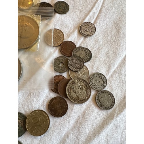 550 - A collection of mostly English and French coinage to include 2 x 2002 five pound coins, 4 x Churchil... 