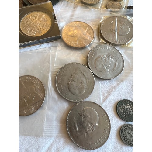 550 - A collection of mostly English and French coinage to include 2 x 2002 five pound coins, 4 x Churchil... 