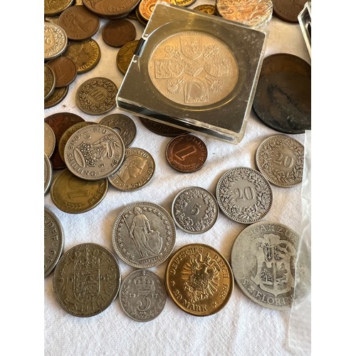 550 - A collection of mostly English and French coinage to include 2 x 2002 five pound coins, 4 x Churchil... 