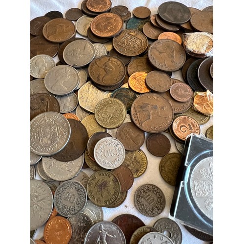 550 - A collection of mostly English and French coinage to include 2 x 2002 five pound coins, 4 x Churchil... 