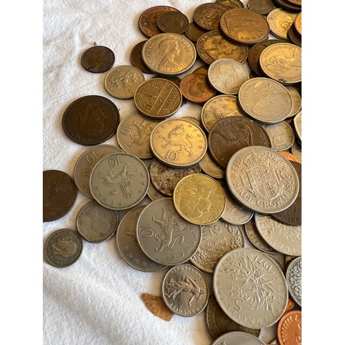 550 - A collection of mostly English and French coinage to include 2 x 2002 five pound coins, 4 x Churchil... 