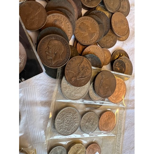 550 - A collection of mostly English and French coinage to include 2 x 2002 five pound coins, 4 x Churchil... 