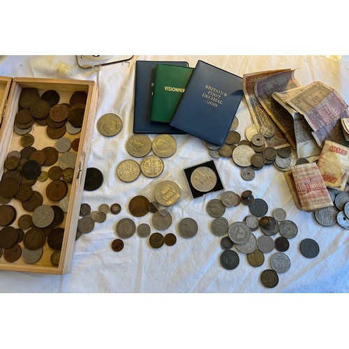 551 - A quantity of world coins to include Canada Dollars, Spanish,  French, half crowns, banknotes to inc... 