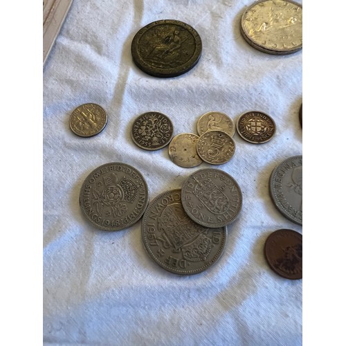 551 - A quantity of world coins to include Canada Dollars, Spanish,  French, half crowns, banknotes to inc... 