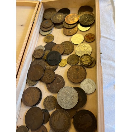 551 - A quantity of world coins to include Canada Dollars, Spanish,  French, half crowns, banknotes to inc... 