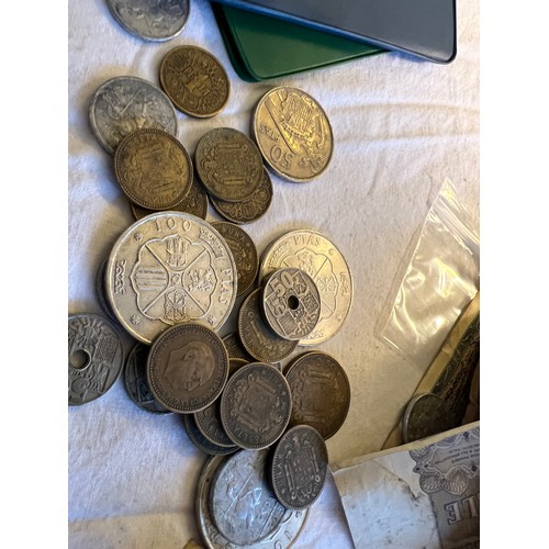 551 - A quantity of world coins to include Canada Dollars, Spanish,  French, half crowns, banknotes to inc... 