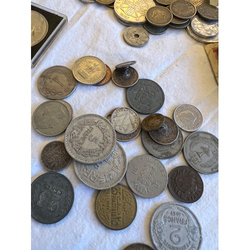 551 - A quantity of world coins to include Canada Dollars, Spanish,  French, half crowns, banknotes to inc... 