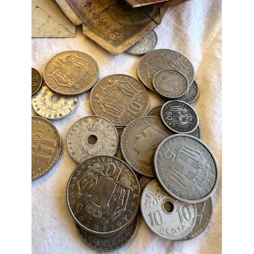 551 - A quantity of world coins to include Canada Dollars, Spanish,  French, half crowns, banknotes to inc... 