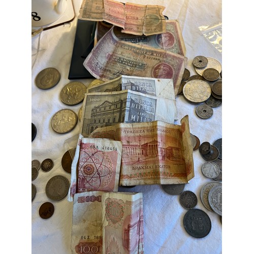 551 - A quantity of world coins to include Canada Dollars, Spanish,  French, half crowns, banknotes to inc... 