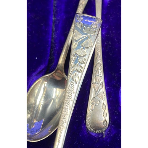 781 - A set of six silver teaspoons and sugar tongs in fitted case hallmarked Sheffield 1909 John Roberts.... 