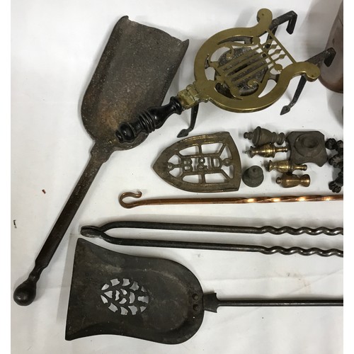 822 - A collection of brass and copper to include mainly fireplace wares: fire irons, tongs, shovels and b... 