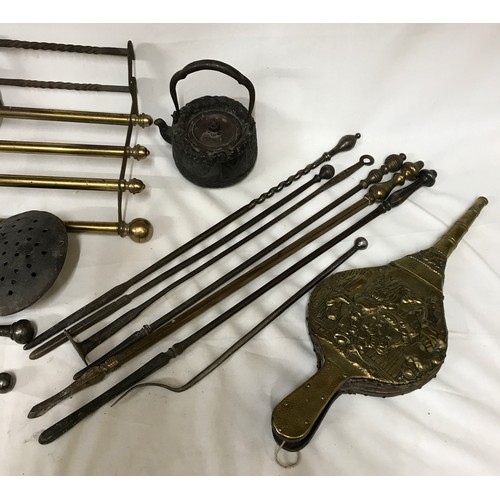 822 - A collection of brass and copper to include mainly fireplace wares: fire irons, tongs, shovels and b... 