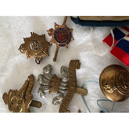 945A - Cap badges and medals for Slee to include Victory medal, 1939-45 star, 1914–15 Star etc, West Yorksh... 