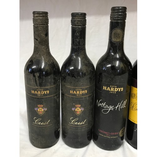 703 - Collection of red wines to include Hardys 2 crest & 1 Nottage Hill, Casillero del Diablo 2015 and Ri... 