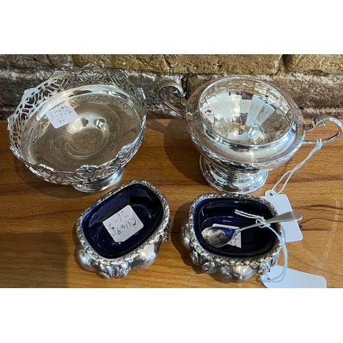 784 - Silver to include a pair of salts with blue glass liners and one spoon and two bowls on stems. Total... 