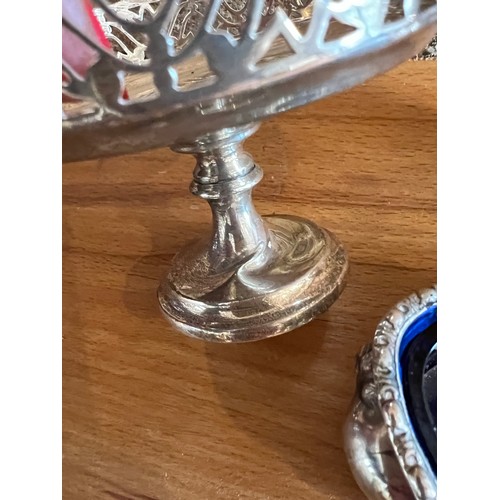 784 - Silver to include a pair of salts with blue glass liners and one spoon and two bowls on stems. Total... 