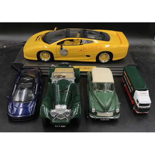 894 - A collection of toy cars to include a Maisto jaguar XJ220 racing on stand, another smaller Maisto ja... 