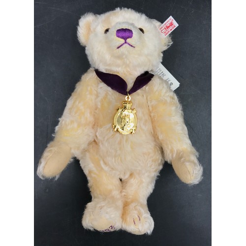 898 - A Steiff George Memories Bear, to commemorative the Golden Jubilee 1952-2012 of Her Majesty Queen El... 