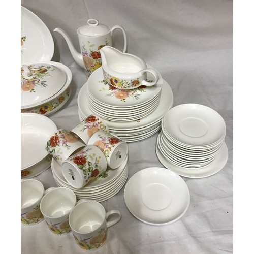 206 - A large collection of Wedgwood 'Summer Bouquet' to include 8 dinner plates 27cm diameter, 8 tea plat... 