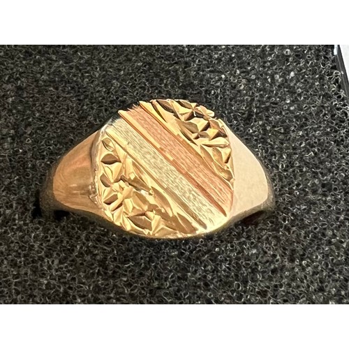 406 - A 9 carat gold signet ring with two tone gold decoration to top. Size O/P, weight 4.2gm.