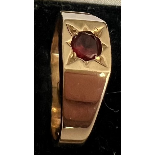 407 - A 9 carat gold ring set with single garnet. Weight 5gm, size P.