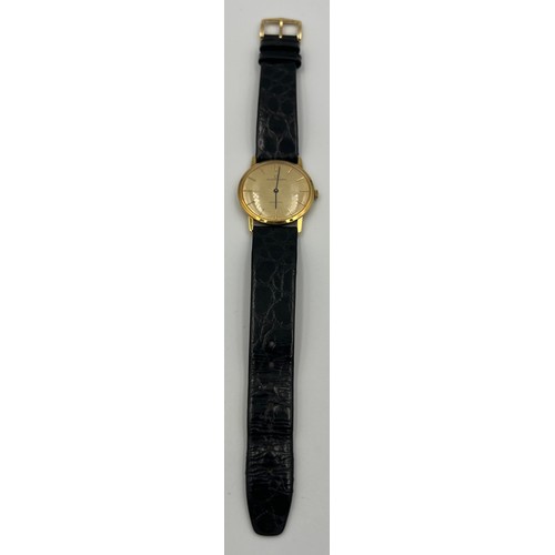 519 - An automatic 9ct gold cased Universal Geneve wristwatch with gold coloured face.

Winds and goes. Ve... 