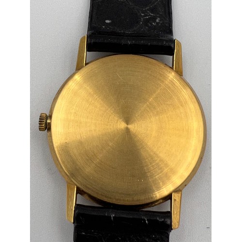 519 - An automatic 9ct gold cased Universal Geneve wristwatch with gold coloured face.

Winds and goes. Ve... 