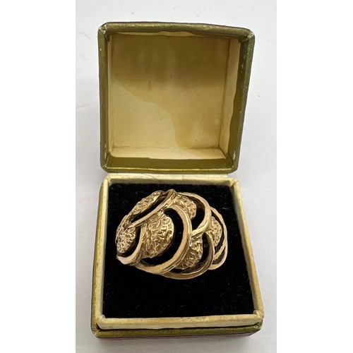 422 - A 9 carat gold ring in decorative open work. Weight 4.1gm. Size T.