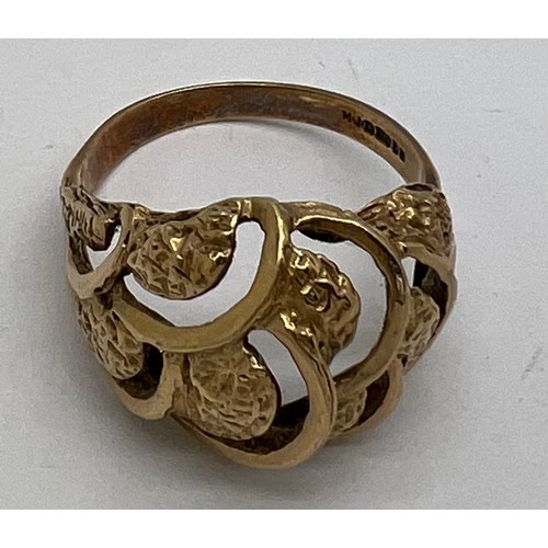 422 - A 9 carat gold ring in decorative open work. Weight 4.1gm. Size T.