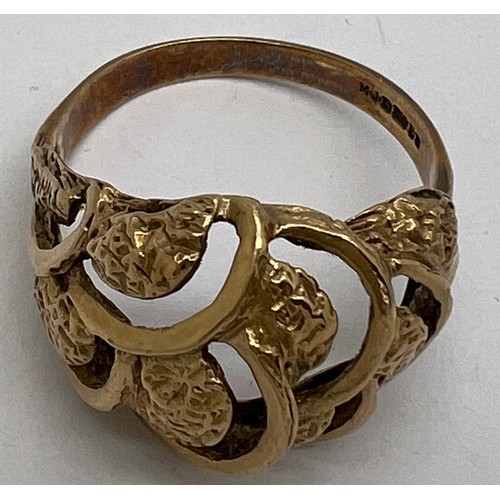 422 - A 9 carat gold ring in decorative open work. Weight 4.1gm. Size T.