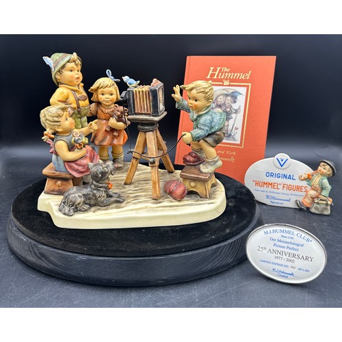 358 - A Goebel Limited Edition figurine 'Picture Perfect'   1935/2500, an Exclusive Edition for the 25th A... 