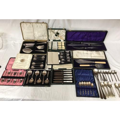 770 - Assorted boxed silver plated ware comprising Walker & Hall carving set, fish servers, cake servers, ... 