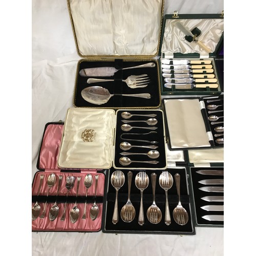 770 - Assorted boxed silver plated ware comprising Walker & Hall carving set, fish servers, cake servers, ... 