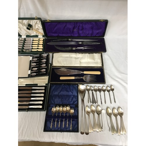 770 - Assorted boxed silver plated ware comprising Walker & Hall carving set, fish servers, cake servers, ... 