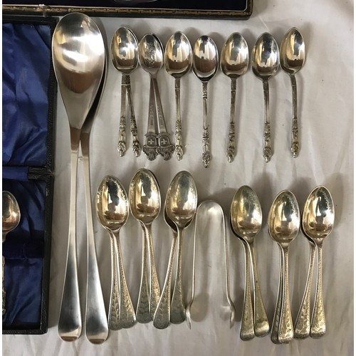 770 - Assorted boxed silver plated ware comprising Walker & Hall carving set, fish servers, cake servers, ... 